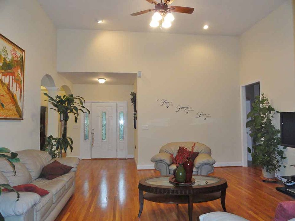 Another view of the living 