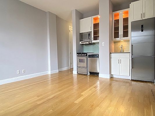 3rd image of 501 W 110th St APT 10g