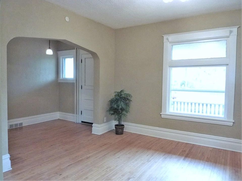 Large entryway could be used as an office/study