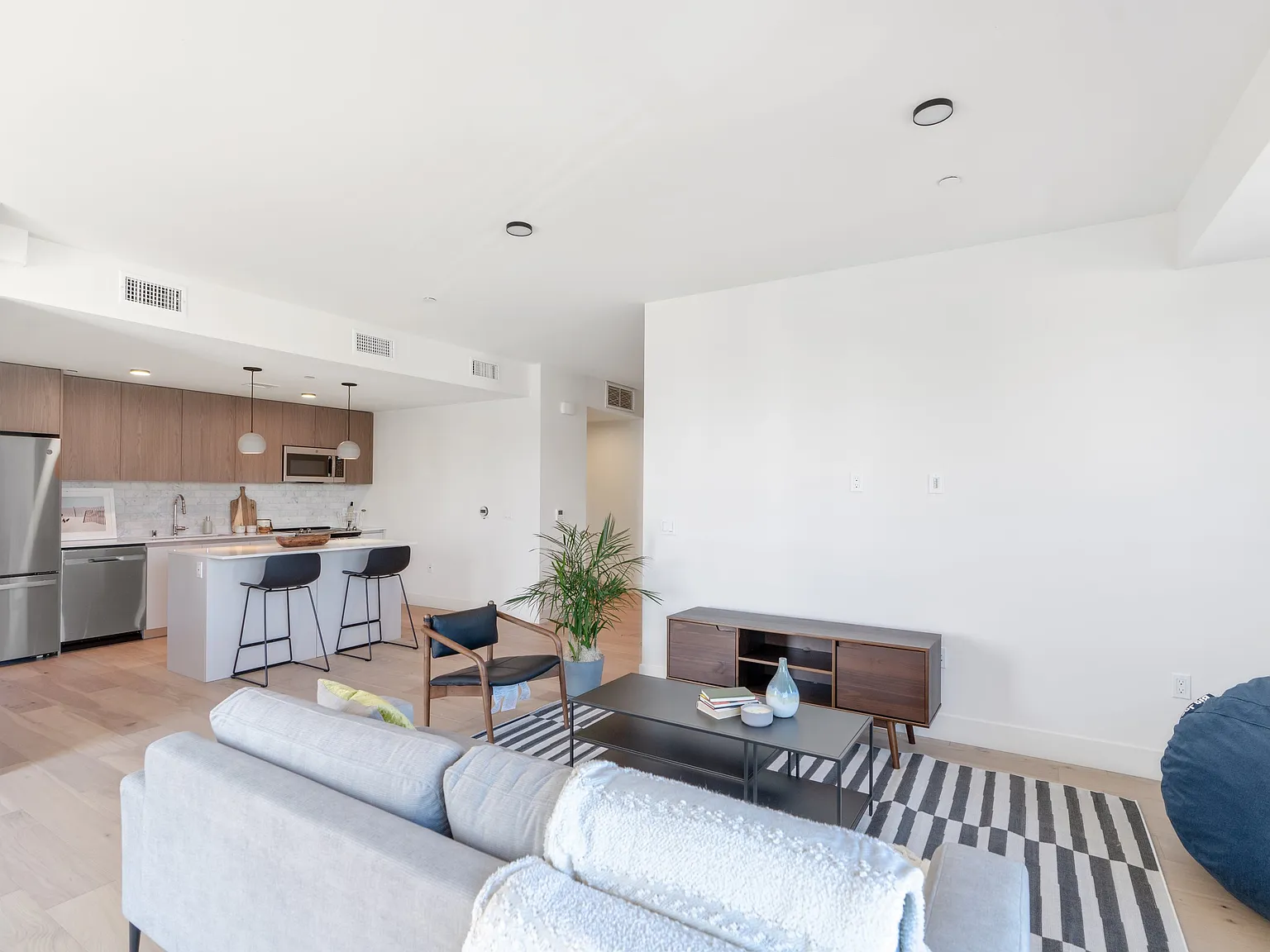 1 bed, 210 sqft, $1,350 — Photo 2