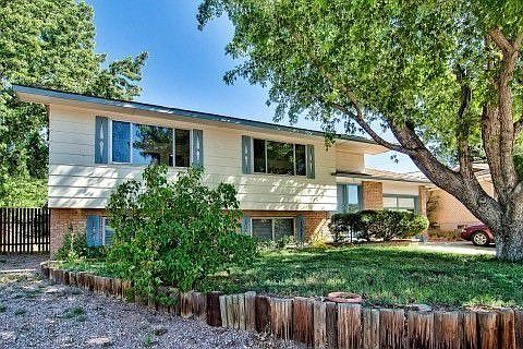 NICE LANDSCAPED FRONT YARD