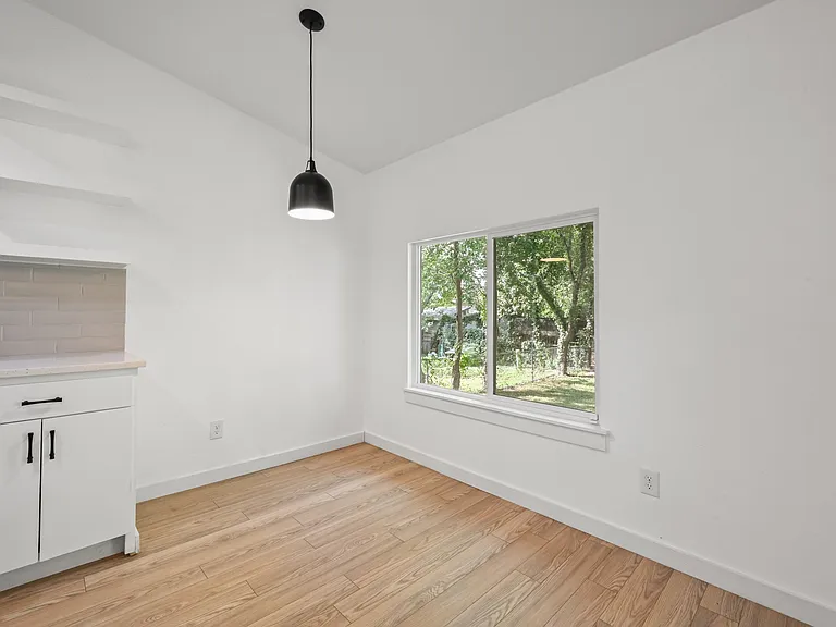 2313 Lakehurst Dr — Photo 10