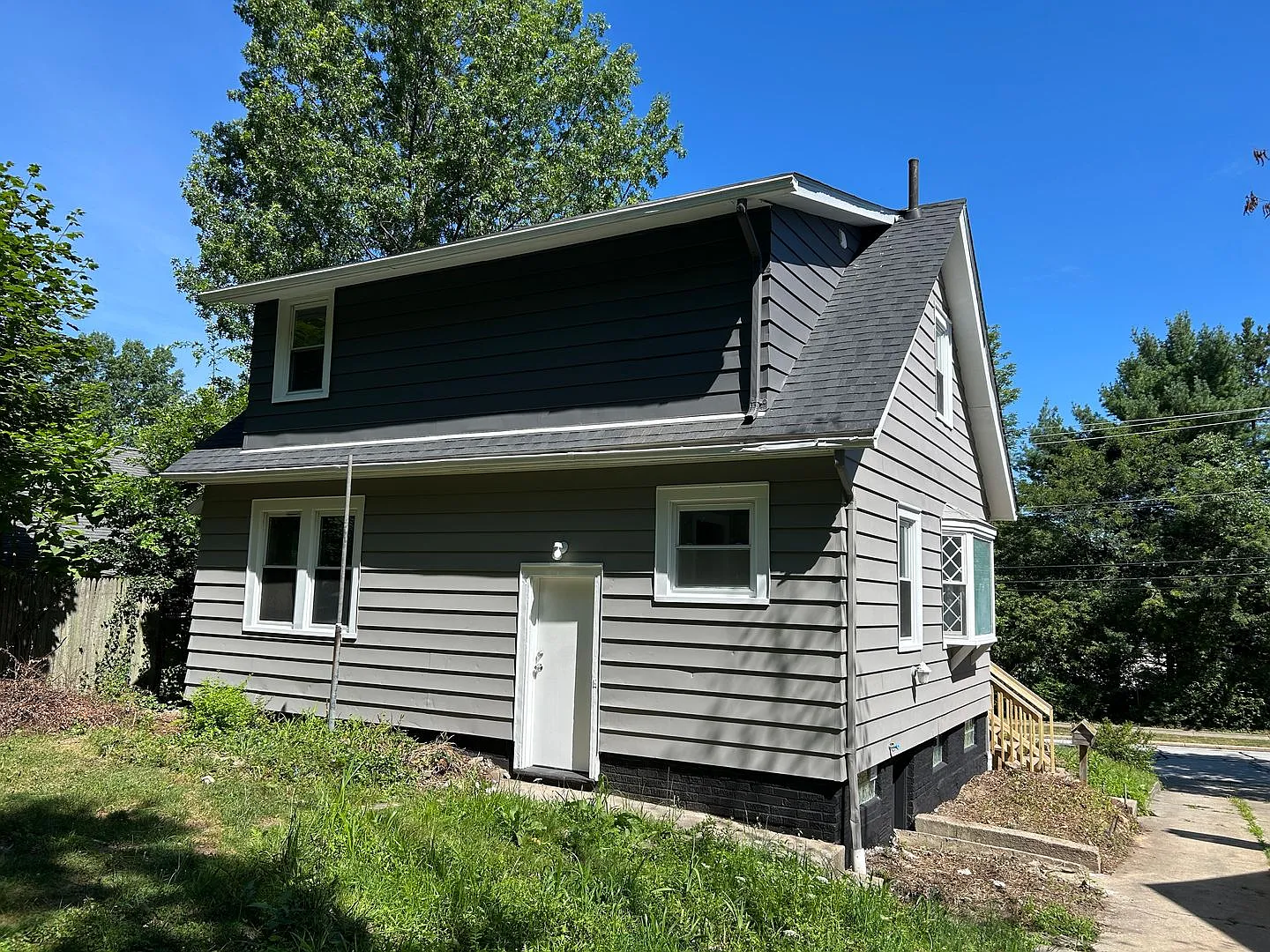 South Euclid Beauty - 3 bedroom Single Family Home — Photo 4