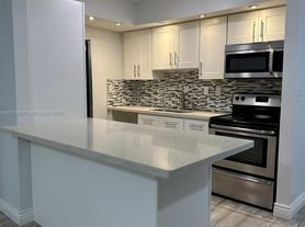 18875 NW 62nd Ave, Hialeah, FL