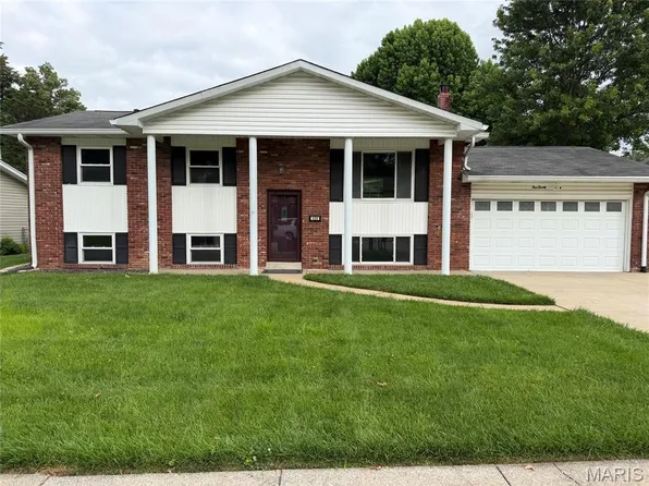 420 Canary Ln, Saint Charles, MO 63301