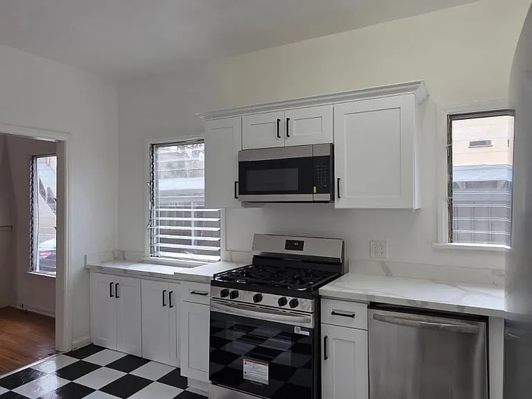 7805 Oakwood Ave — Photo 6