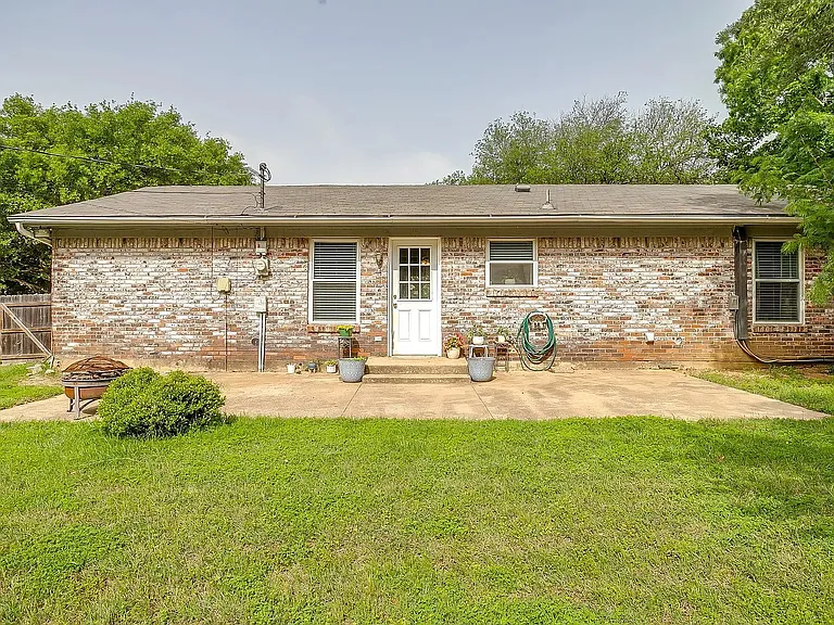 517 Post Oak Ln — Photo 9