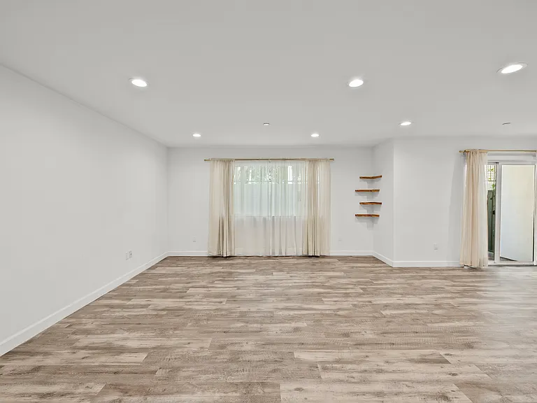 9104 Burnet Ave — Photo 5