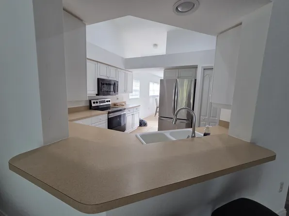 330 Dover Pl APT 203, Naples, FL 34104