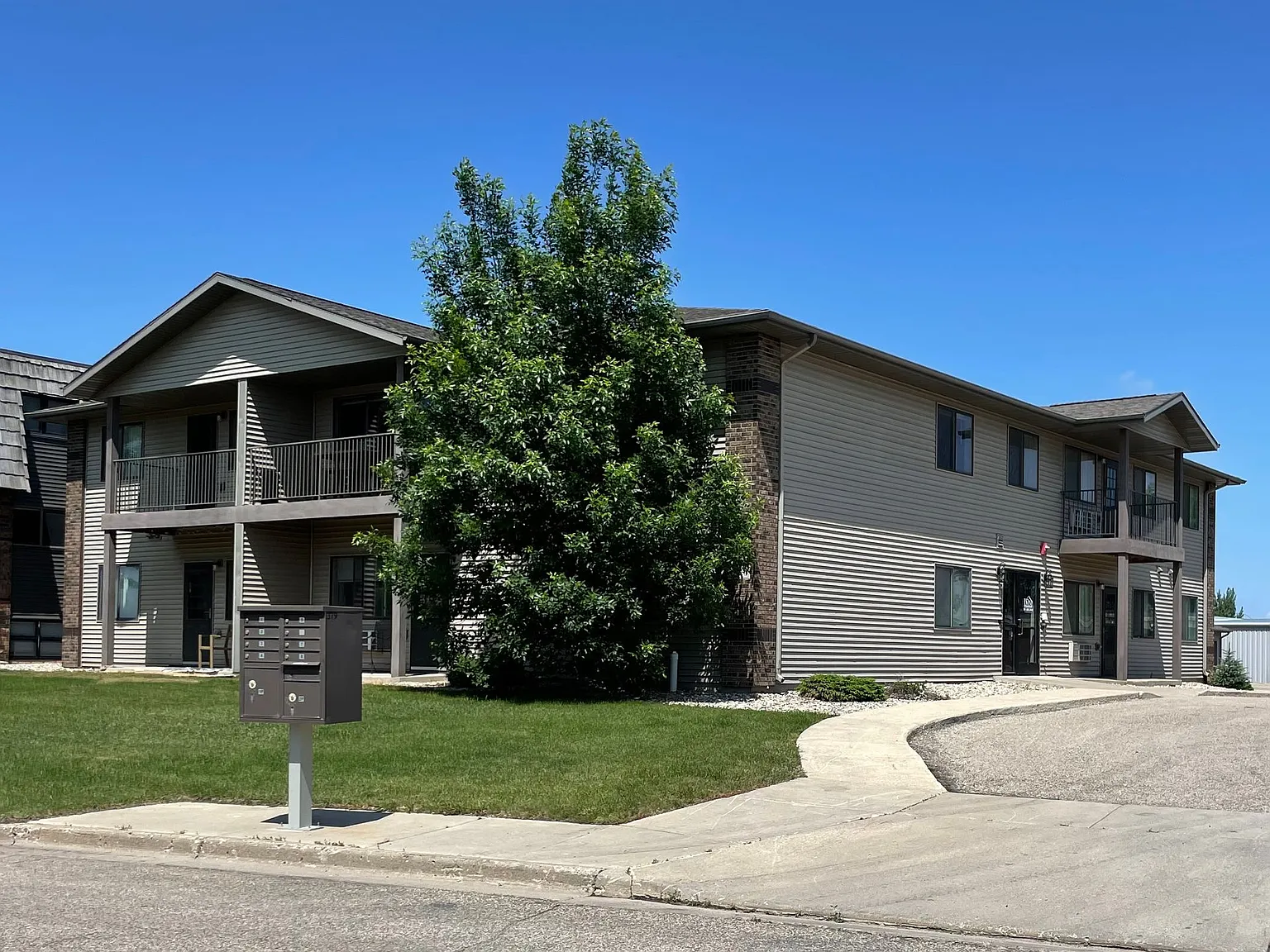Green Square Apartments — Photo 3