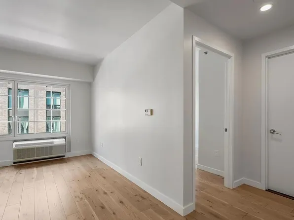 555 Waverly Avenue image 7 of 24