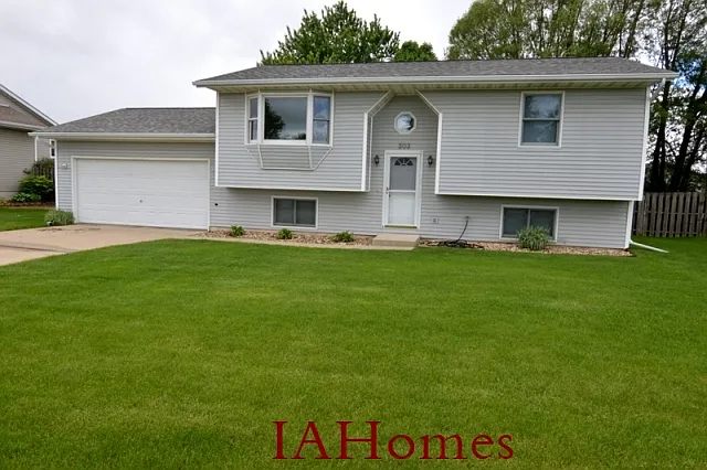 303 Oak Ave photo 1