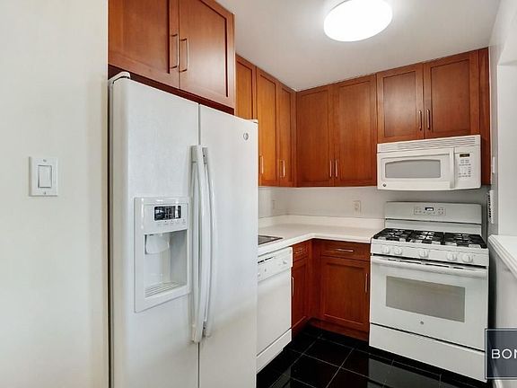 4th image of 1 Astor Pl Ph B