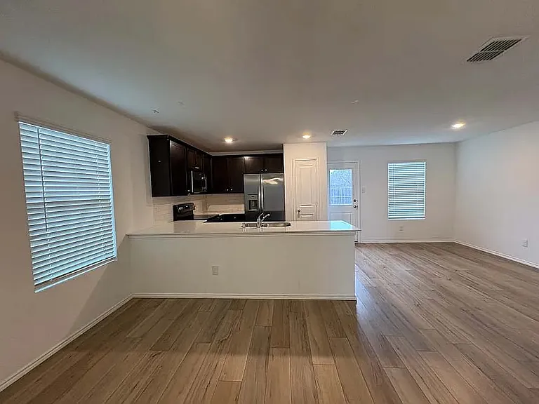 1330 Mosely Cir — Photo 8