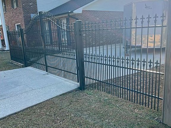 4th image of 1117 S Sybil Ave