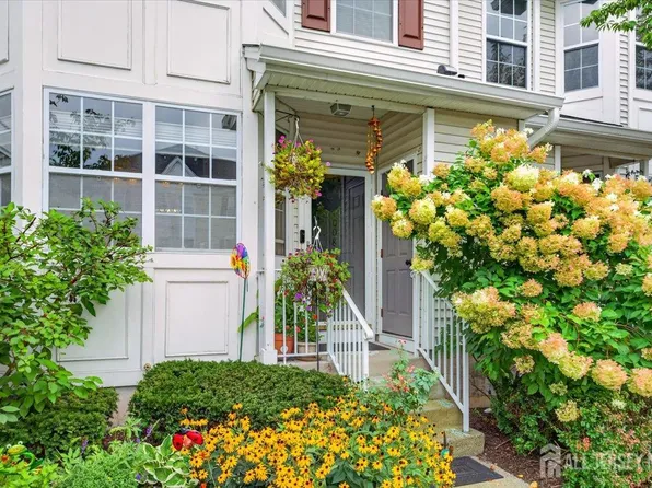 1008 Blossom Cir, Dayton, NJ 08810