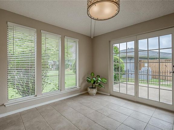 5th image of 1109 Yale Cir