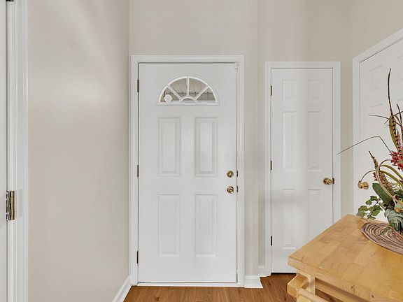 3rd image of 105 Pin Oak Ct