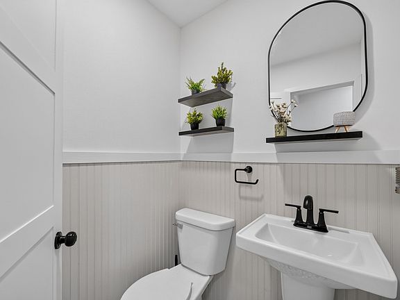 5th image of 216 SW 39th St