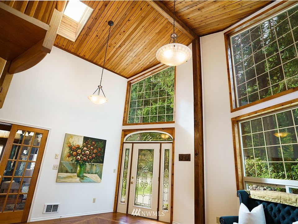 Welcome to this 4bed 2.5bath Lake Ki home with grand entry. Sits on Large half acre lot with private access to Lake Ki.
