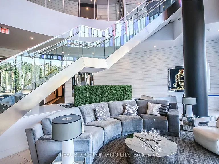 9471 Yonge St #623 — Photo 4