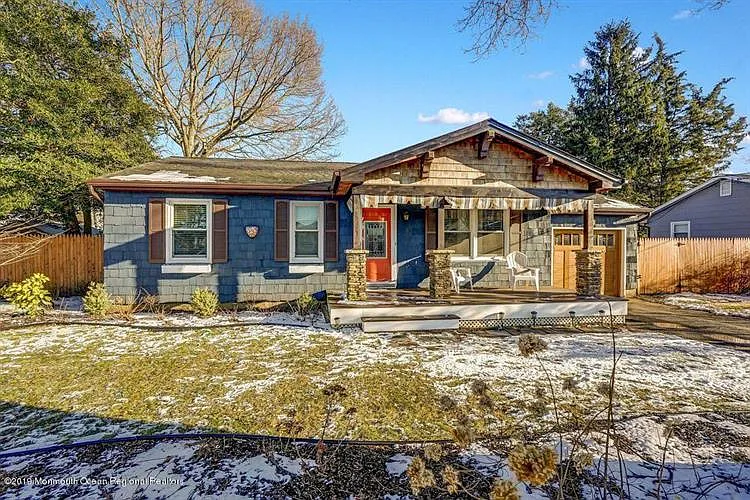 471 Commodore Dr photo 1