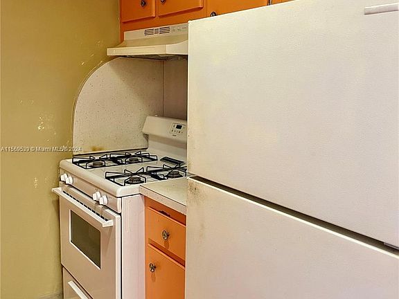5th image of 50 NW 204th St APT 11