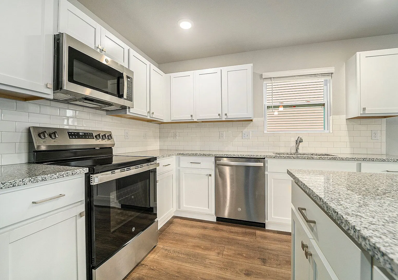 2319 Richardson Ct — Photo 2