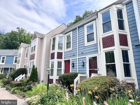 11277 Silentwood Ln, Reston, VA 20191