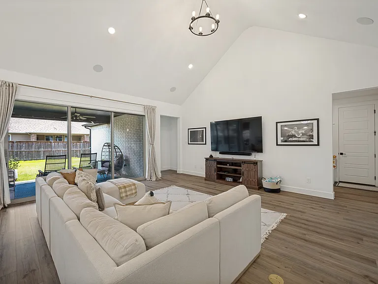 724 Danbury St — Photo 11