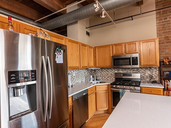 4th image of 360 W Illinois St #300
