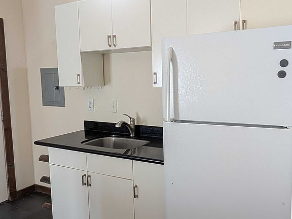 3rd image of 405 N Cloverdale Blvd #B
