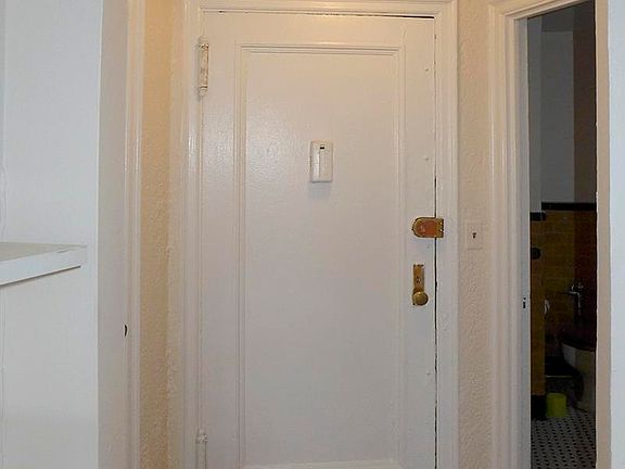 5th image of 233 W 99th St APT 16A