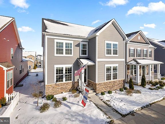 3rd image of 1130 Long Farm Cir