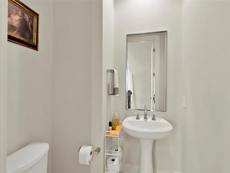 1413 Nagle St — Photo 13
