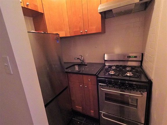 4th image of 1446 1st Ave Frnt 1
