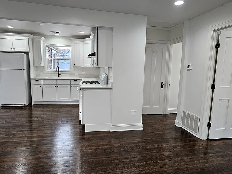 11712 S Harding Ave — Photo 6