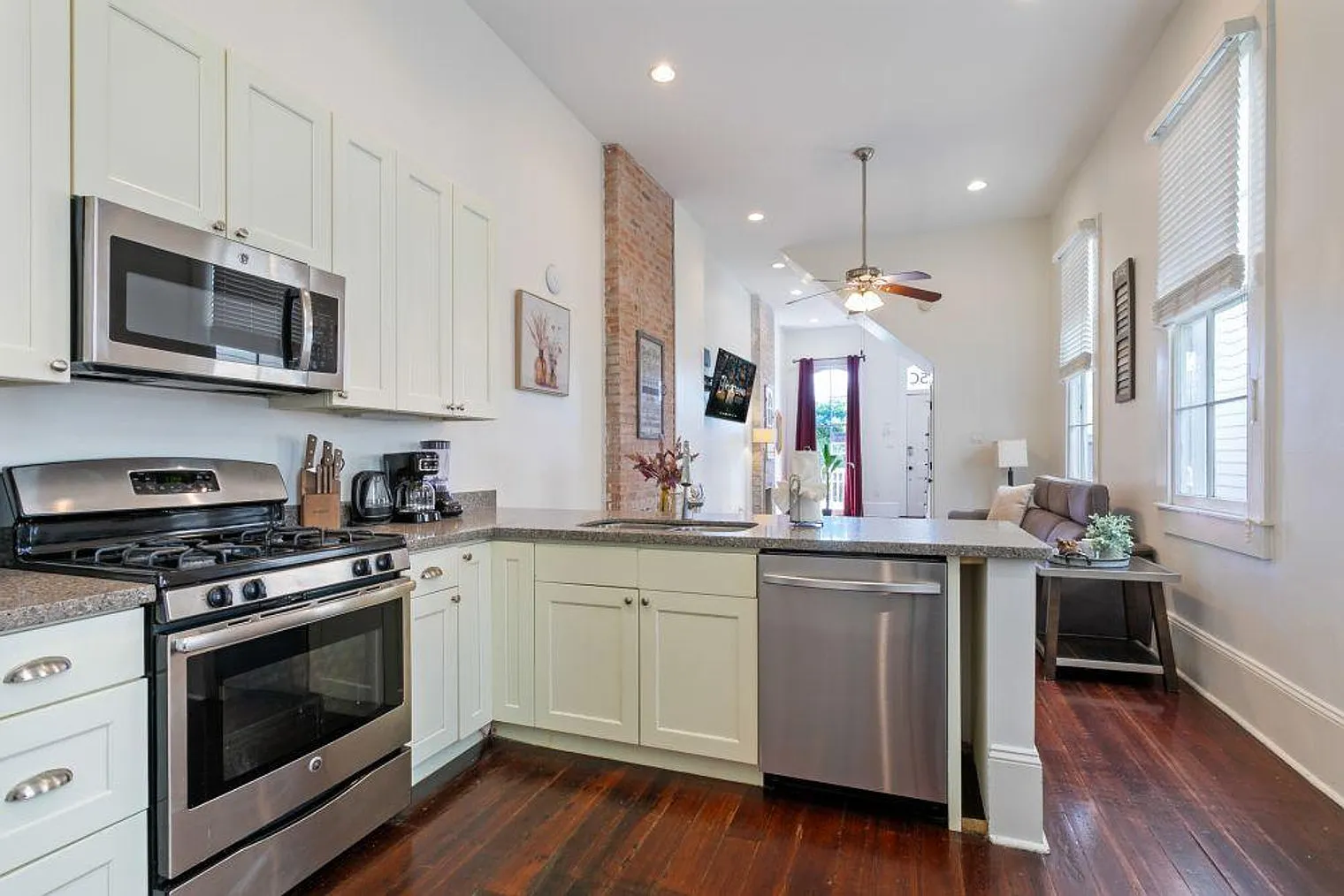 2 bed, 3.0 bath, 1097 sqft, $5,515 — Photo 4