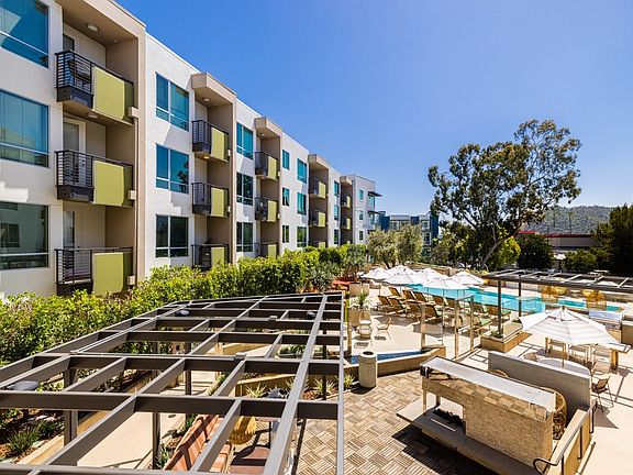 Outdoor Area | Brio Apartments | Apartment in Glendale, CA