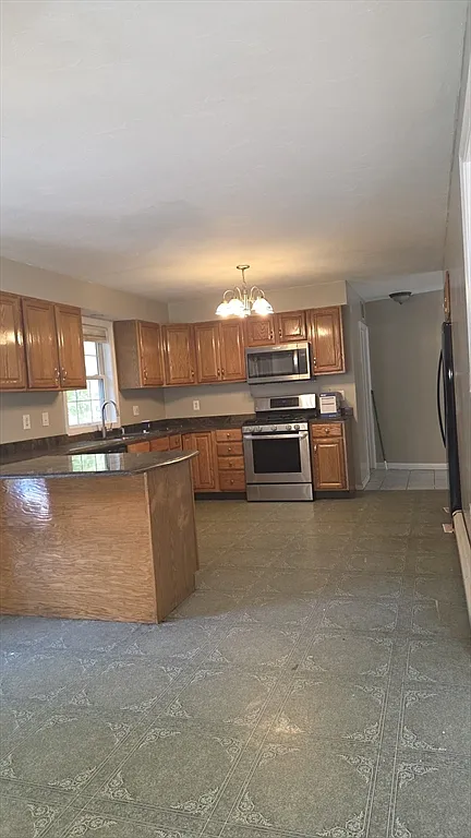 3 bed, 1.5 bath, 1844 sqft, $4,000 — Photo 4