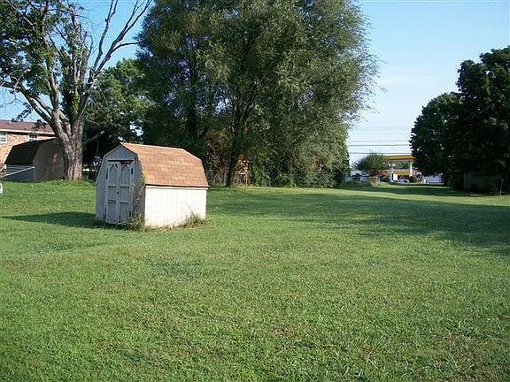 Nice Yard w/ Storage Building
