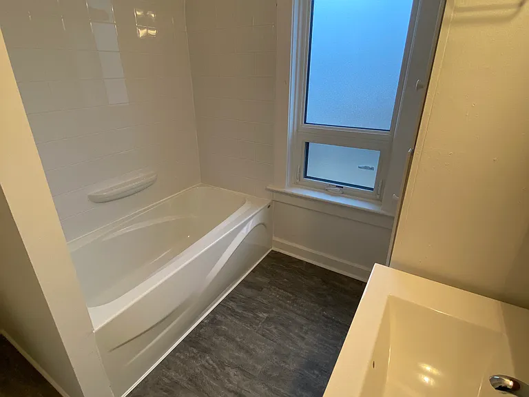 1573 Elgin Ave W — Photo 12