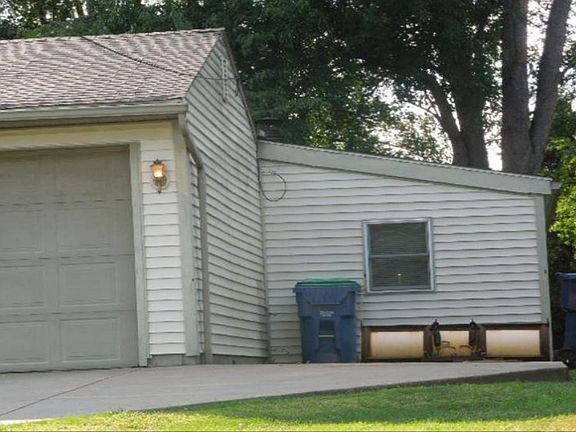3rd image of 8001 Castle Rock Dr NE