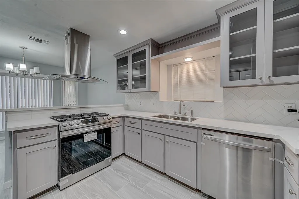 4 bed, 2.5 bath, 1960 sqft, $2,400 — Photo 1