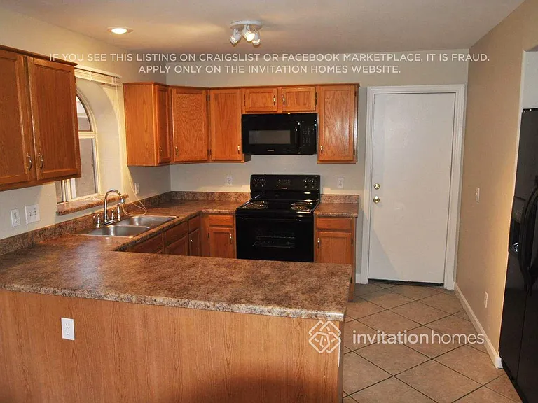 7923 W Laurel Ln — Photo 3
