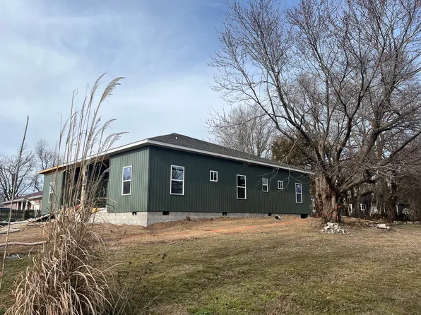 217 E Myrtle St #A, Aurora, MO 65605