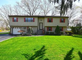 11 Mare Ln, Commack, NY 11725