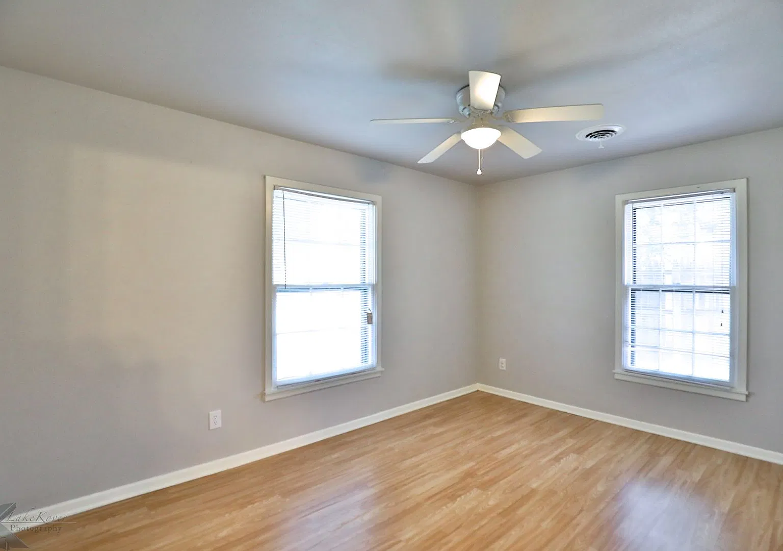 3 Bed, 2 Bath, 2 Living, 1 Car Garage; Close To Hsu! — Photo 4
