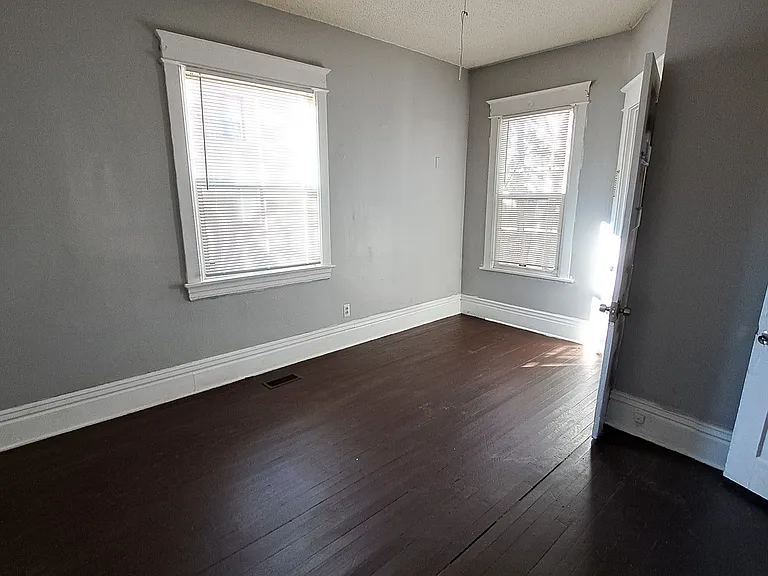 90 Winifred St W — Photo 36
