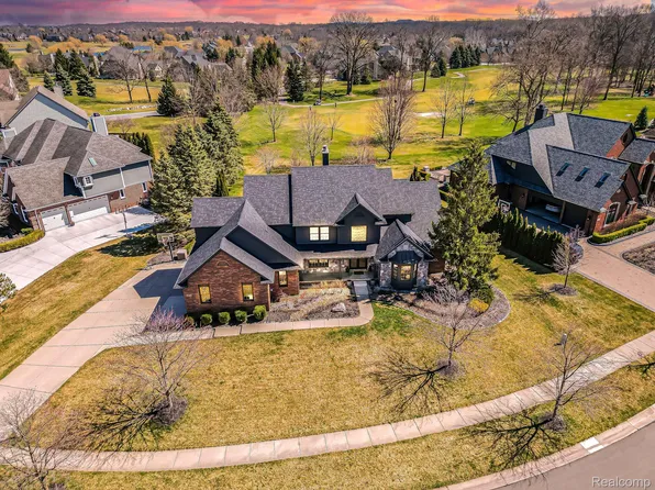 23775 Point O Woods Ct, South Lyon, MI 48178